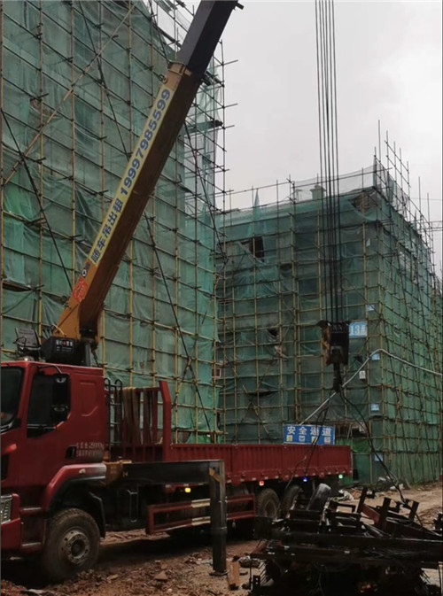 河口县“慢工细活”—— 吊车的 “微动控制” 技术