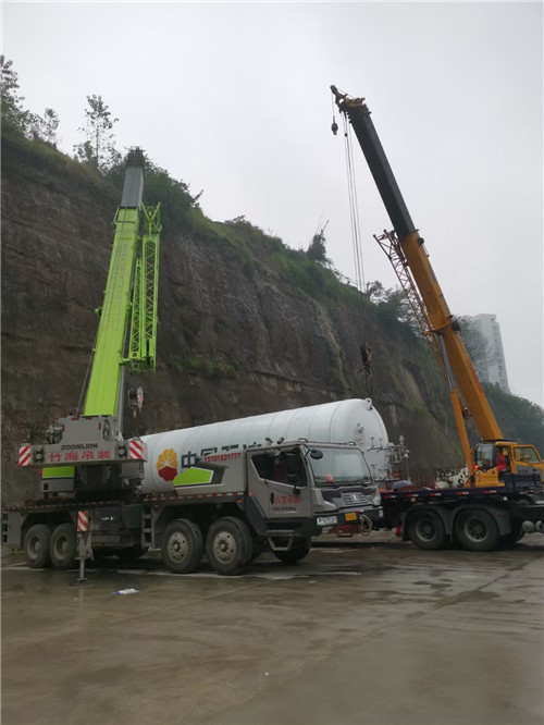 河口县“不怕风雨冻”—— 吊车的 “恶劣环境适应” 技术